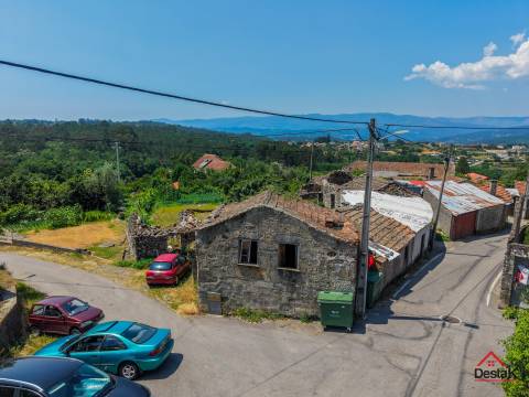 Moradia para reconstrução em Vila Pouca, São Miguel do Mato