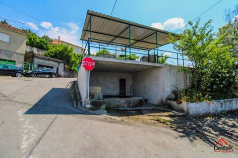 Moradia para reconstrução em Vila Pouca, São Miguel do Mato