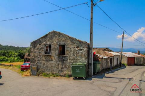 Moradia para reconstrução em Vila Pouca, São Miguel do Mato