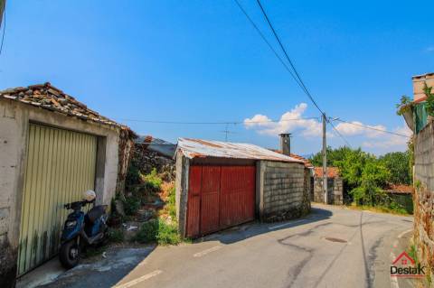 Moradia para reconstrução em Vila Pouca, São Miguel do Mato
