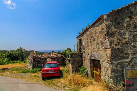 Moradia para reconstrução em Vila Pouca, São Miguel do Mato