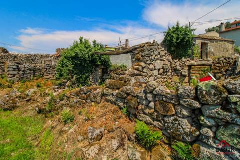 Moradia para reconstrução em Vila Pouca, São Miguel do Mato