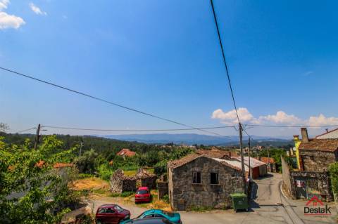 Moradia para reconstrução em Vila Pouca, São Miguel do Mato
