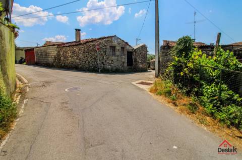 Moradia para reconstrução em Vila Pouca, São Miguel do Mato