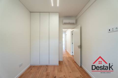 Apartamento T3 situado no 1º andar em prédio com dois elevadores em Benfica
