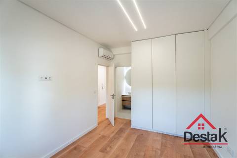 Apartamento T3 situado no 1º andar em prédio com dois elevadores em Benfica
