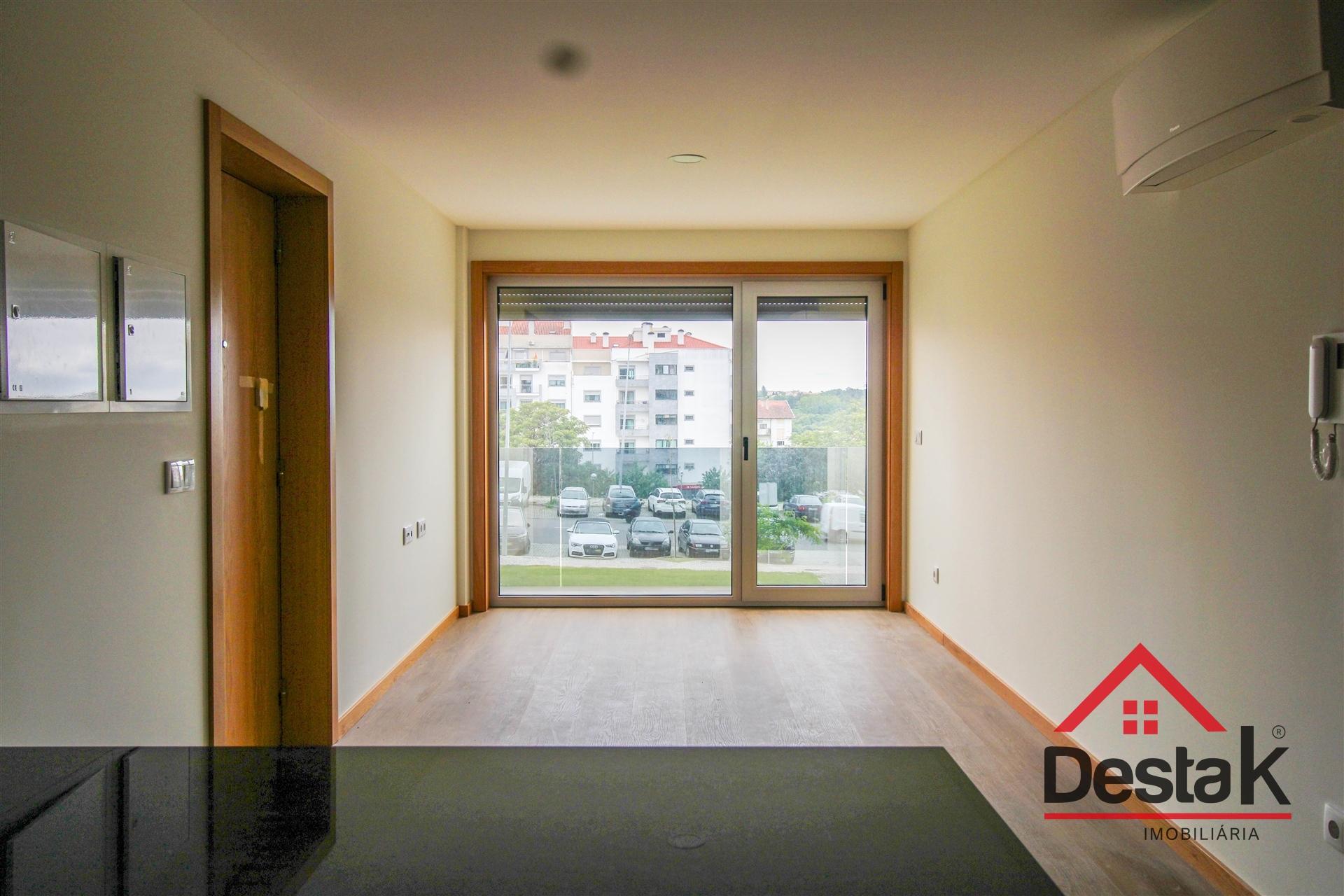 Loja com Apartamento T2 -  Palácio do Gelo