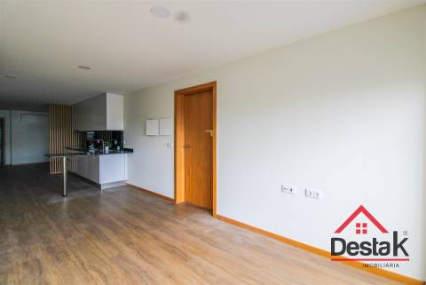 Loja com Apartamento T2 -  Palácio do Gelo