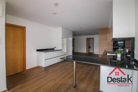 Loja com Apartamento T2 -  Palácio do Gelo