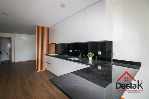 Loja com Apartamento T2 -  Palácio do Gelo