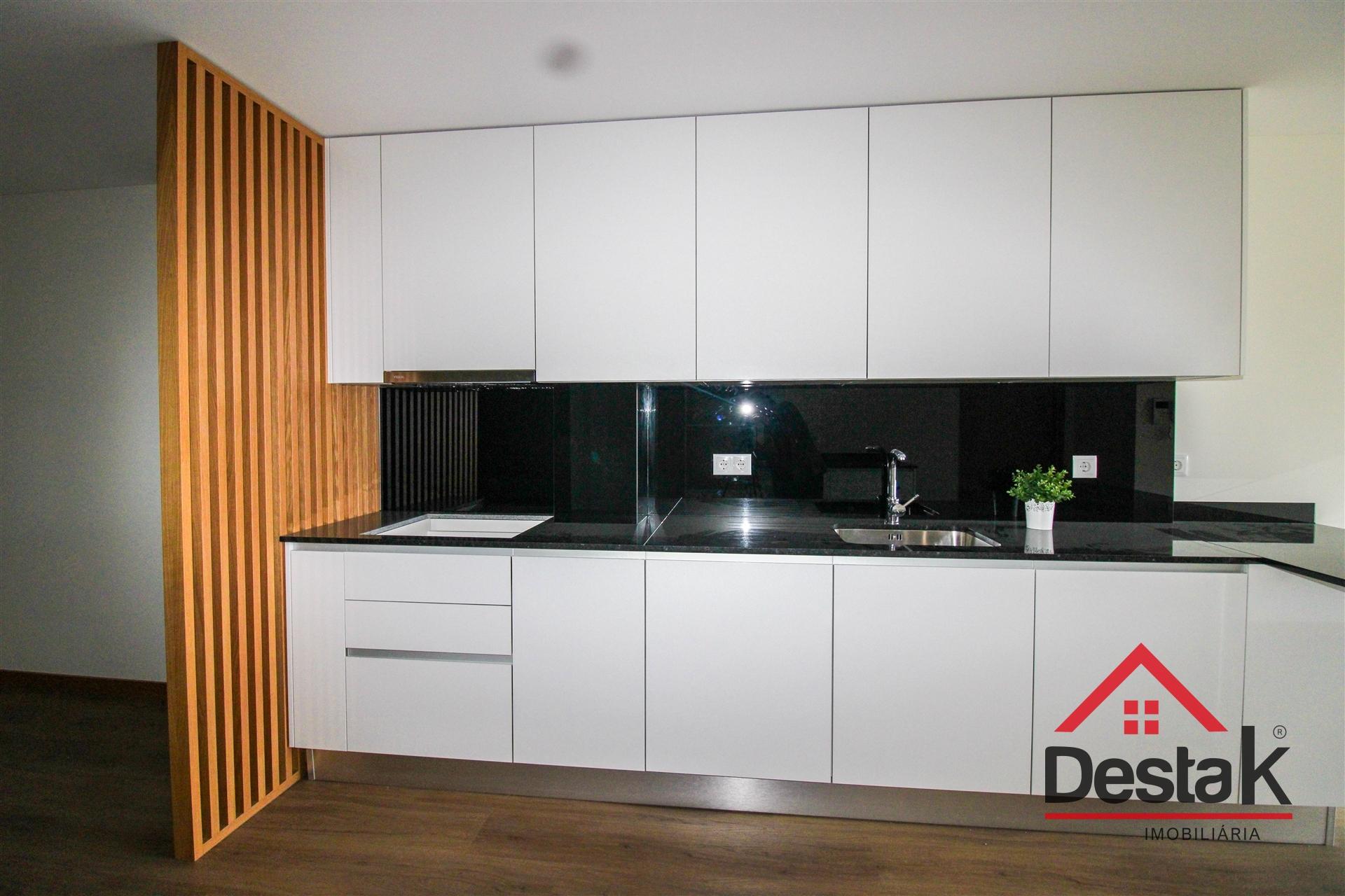 Loja com Apartamento T2 -  Palácio do Gelo