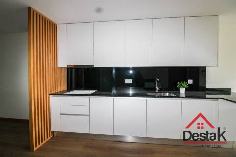 Loja com Apartamento T2 -  Palácio do Gelo