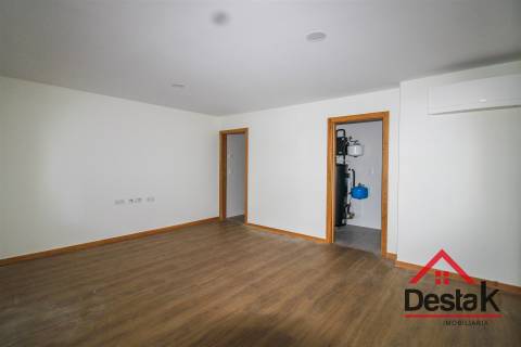 Loja com Apartamento T2 -  Palácio do Gelo