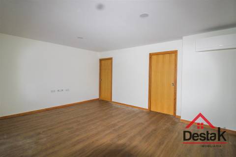 Loja com Apartamento T2 -  Palácio do Gelo