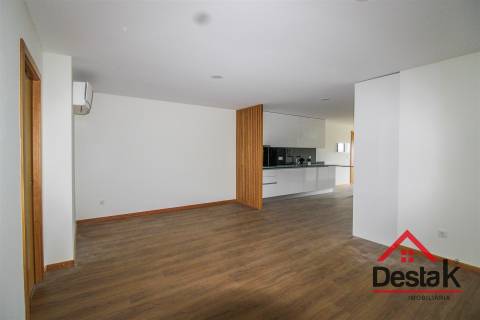 Loja com Apartamento T2 -  Palácio do Gelo