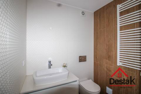 Loja com Apartamento T2 -  Palácio do Gelo