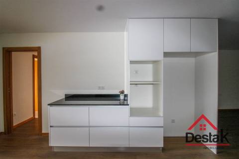 Loja com Apartamento T2 -  Palácio do Gelo