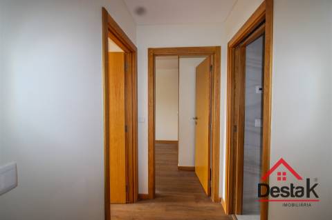 Loja com Apartamento T2 -  Palácio do Gelo