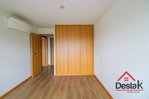 Loja com Apartamento T2 -  Palácio do Gelo