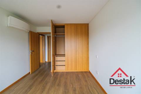 Loja com Apartamento T2 -  Palácio do Gelo
