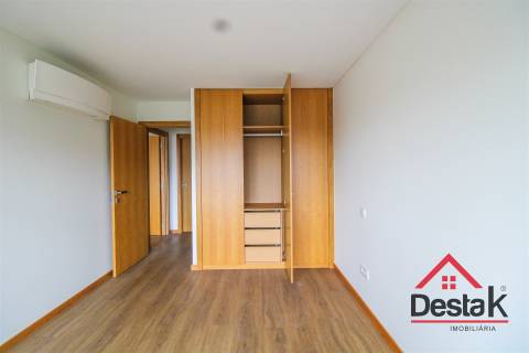 Loja com Apartamento T2 -  Palácio do Gelo