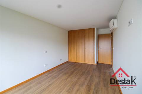 Loja com Apartamento T2 -  Palácio do Gelo