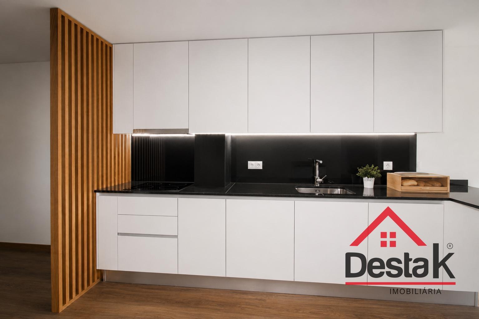 Loja com Apartamento T2 -  Palácio do Gelo