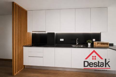 Loja com Apartamento T2 -  Palácio do Gelo