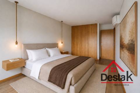 Loja com Apartamento T2 -  Palácio do Gelo