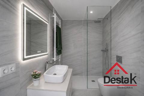 Loja com Apartamento T2 -  Palácio do Gelo