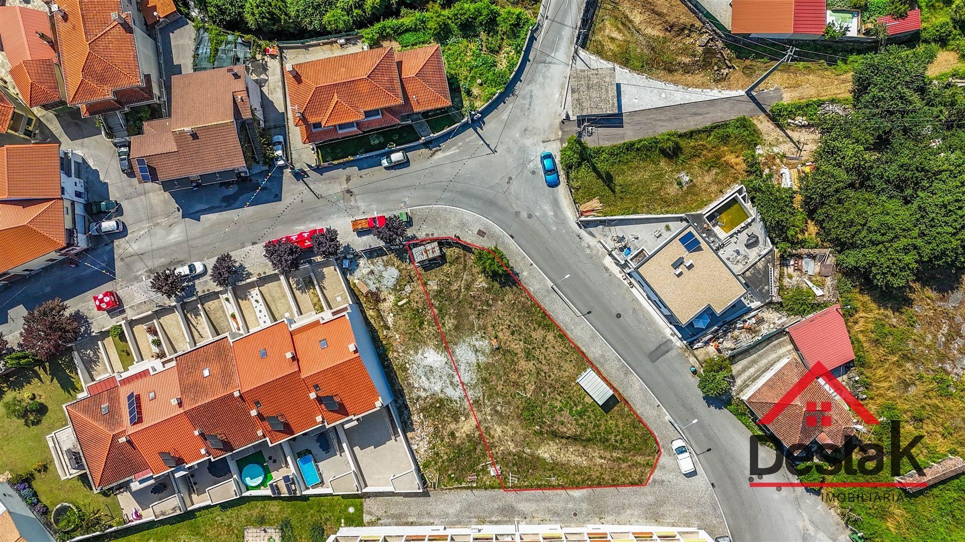 Terreno para construção com área total de 685 m2 situado em Travassós de Baixo