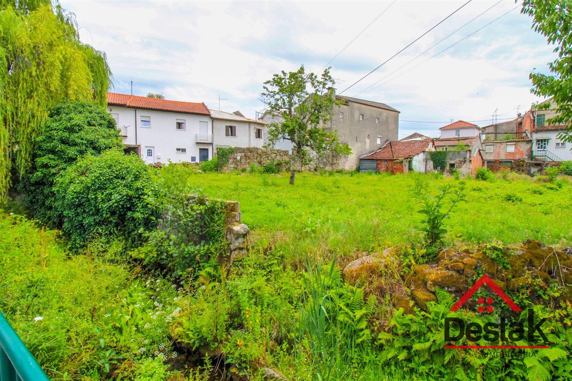 Terreno Misto com três moradias para reconstruir