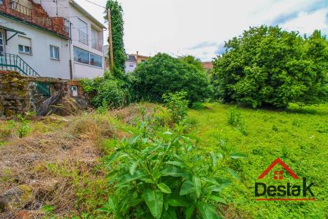 Terreno Misto com três moradias para reconstruir