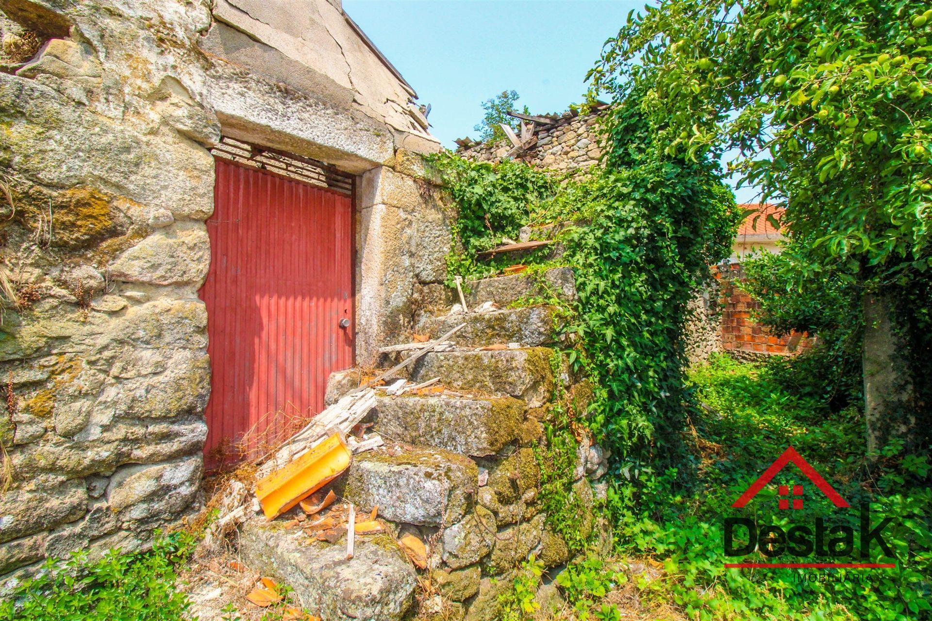 Terreno com moradia em ruína para reconstrução a 10 minutos do Centro de Viseu