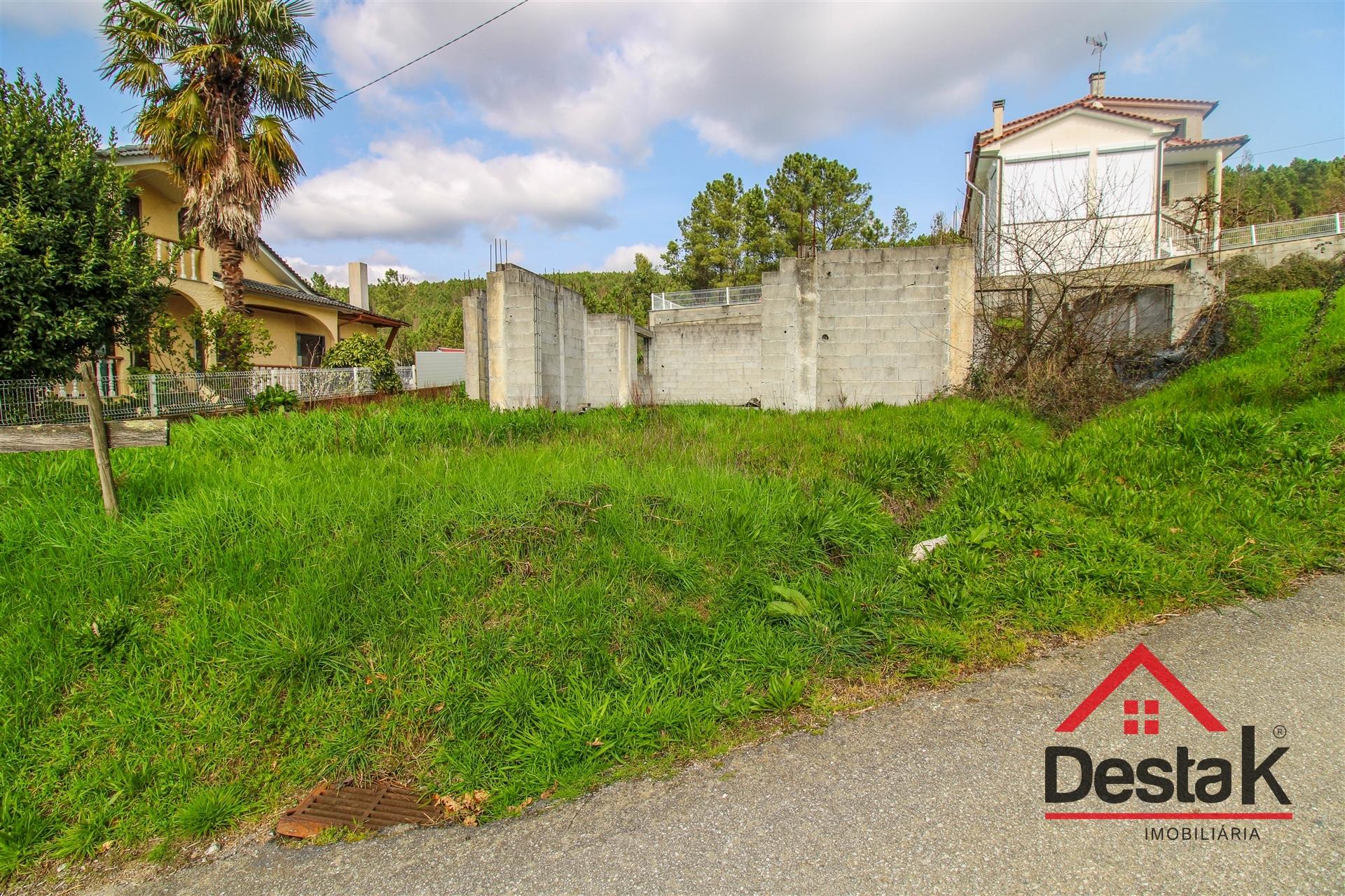 Terreno com 669 m², projeto aprovado e fundações edificadas, a 5 minutos da cidade