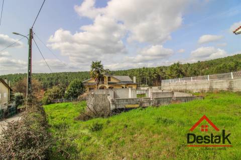 Terreno com 669 m², projeto aprovado e fundações edificadas, a 5 minutos da cidade