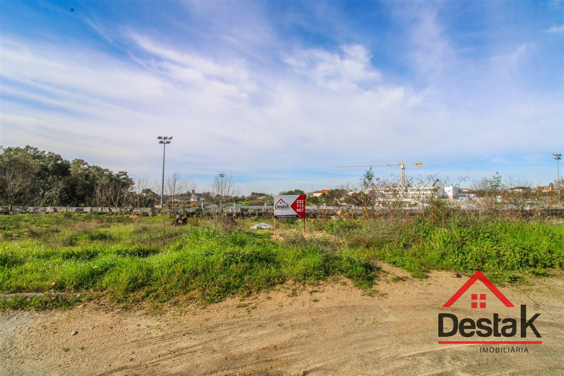 Terreno de construção com 630m², situado na Lajeosa do Dão, Tondela