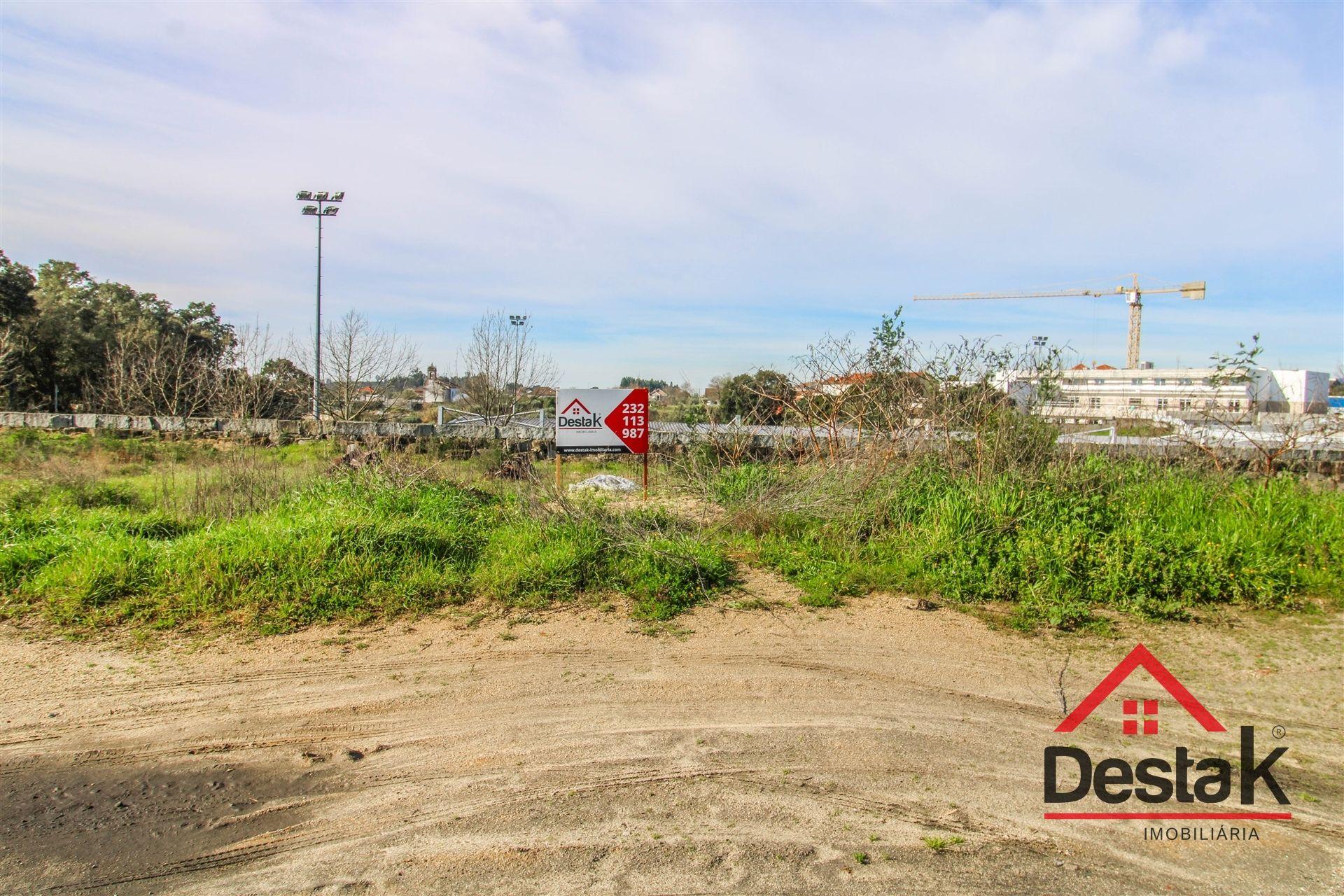 Terreno de construção com 630m², situado na Lajeosa do Dão, Tondela