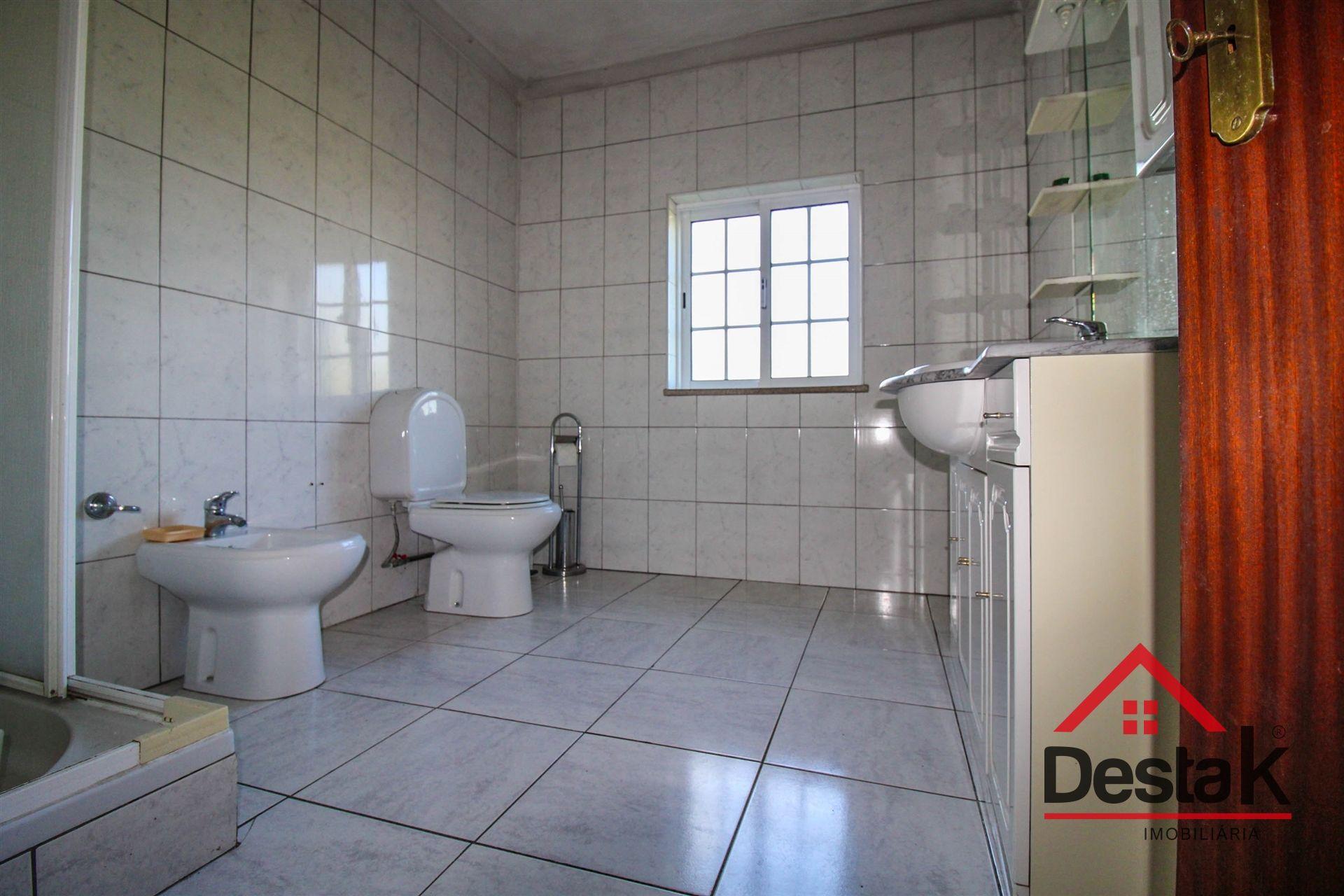 Quinta para venda na Lufinha, Ribafeita composta por duas moradias e um terreno com 2400 m²