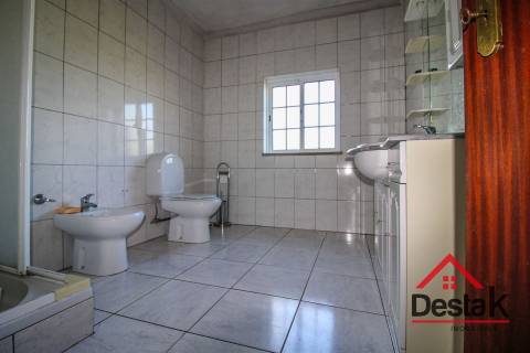Quinta para venda na Lufinha, Ribafeita composta por duas moradias e um terreno com 2400 m²
