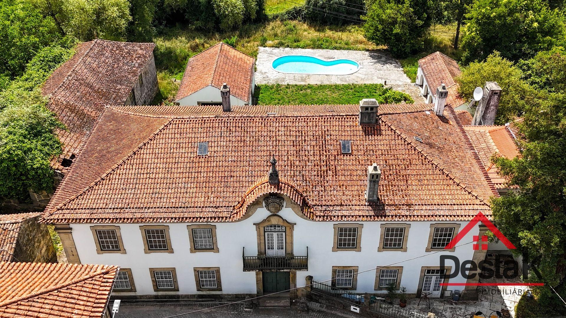 Casa senhorial situada em Rio de Moinhos