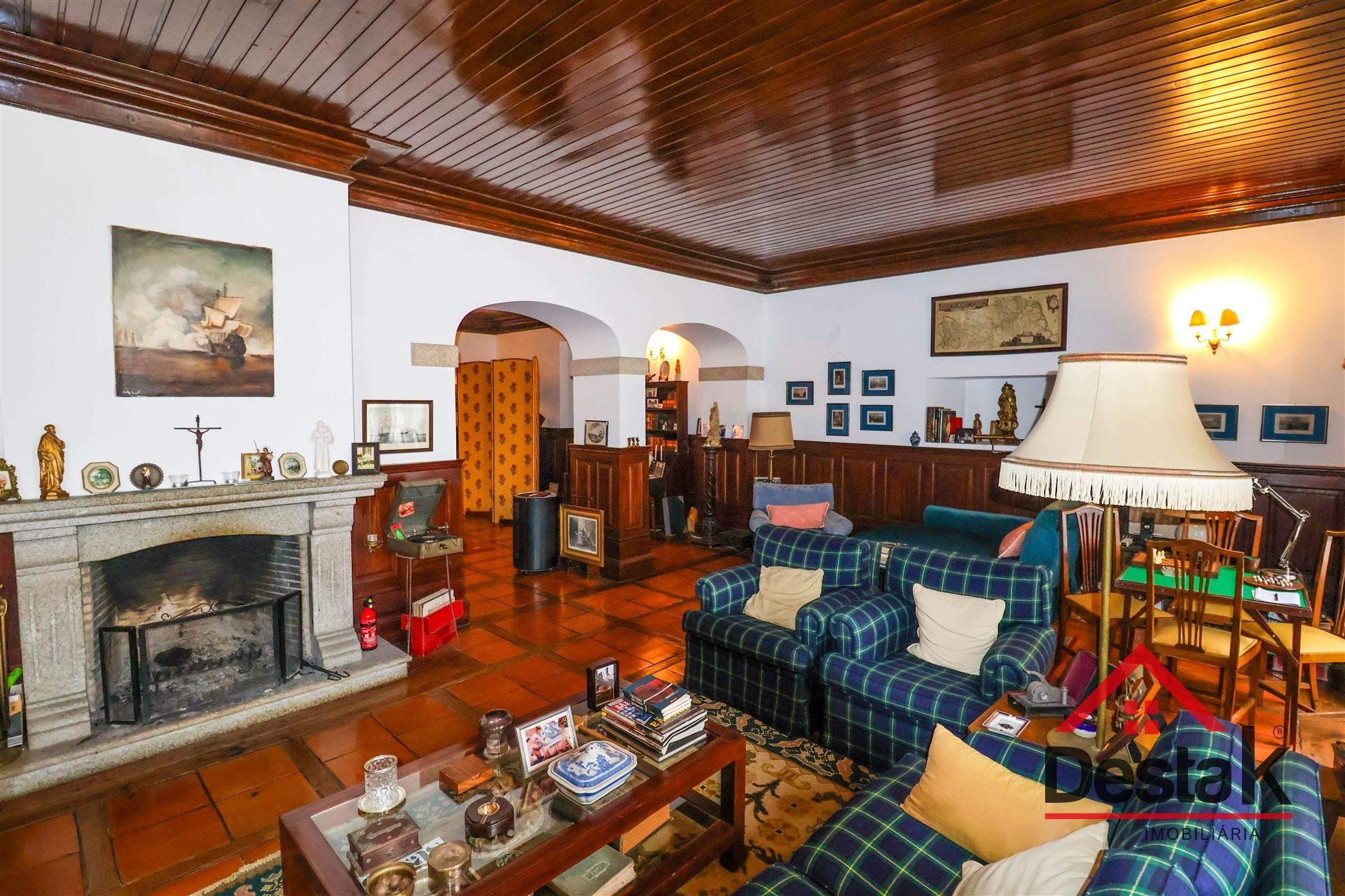 Casa senhorial situada em Rio de Moinhos