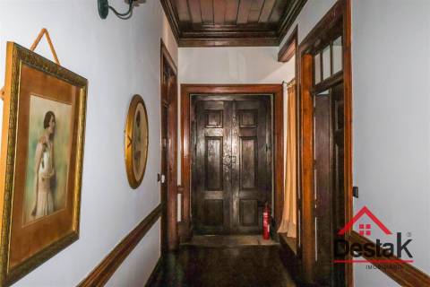 Casa senhorial situada em Rio de Moinhos