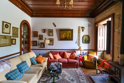 Casa senhorial situada em Rio de Moinhos