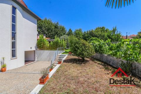 Moradia V4 de Excelência com Jardim em Viseu
