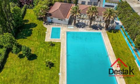 Complexo de Piscinas, Campo de Ténis e Bar no Sátão