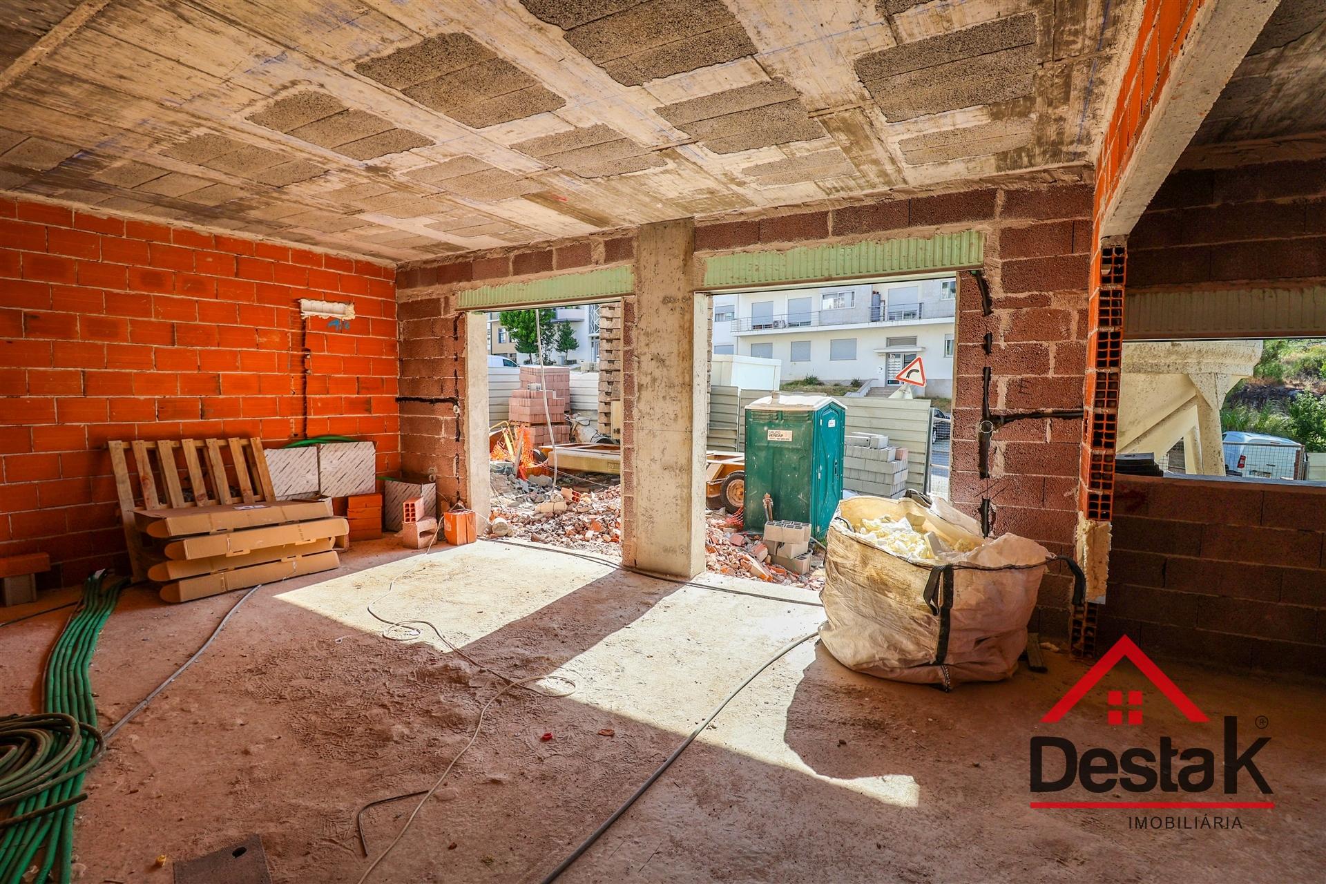 Apartamento T3 para venda na zona de Viseu com data prevista a concluir em 2027.