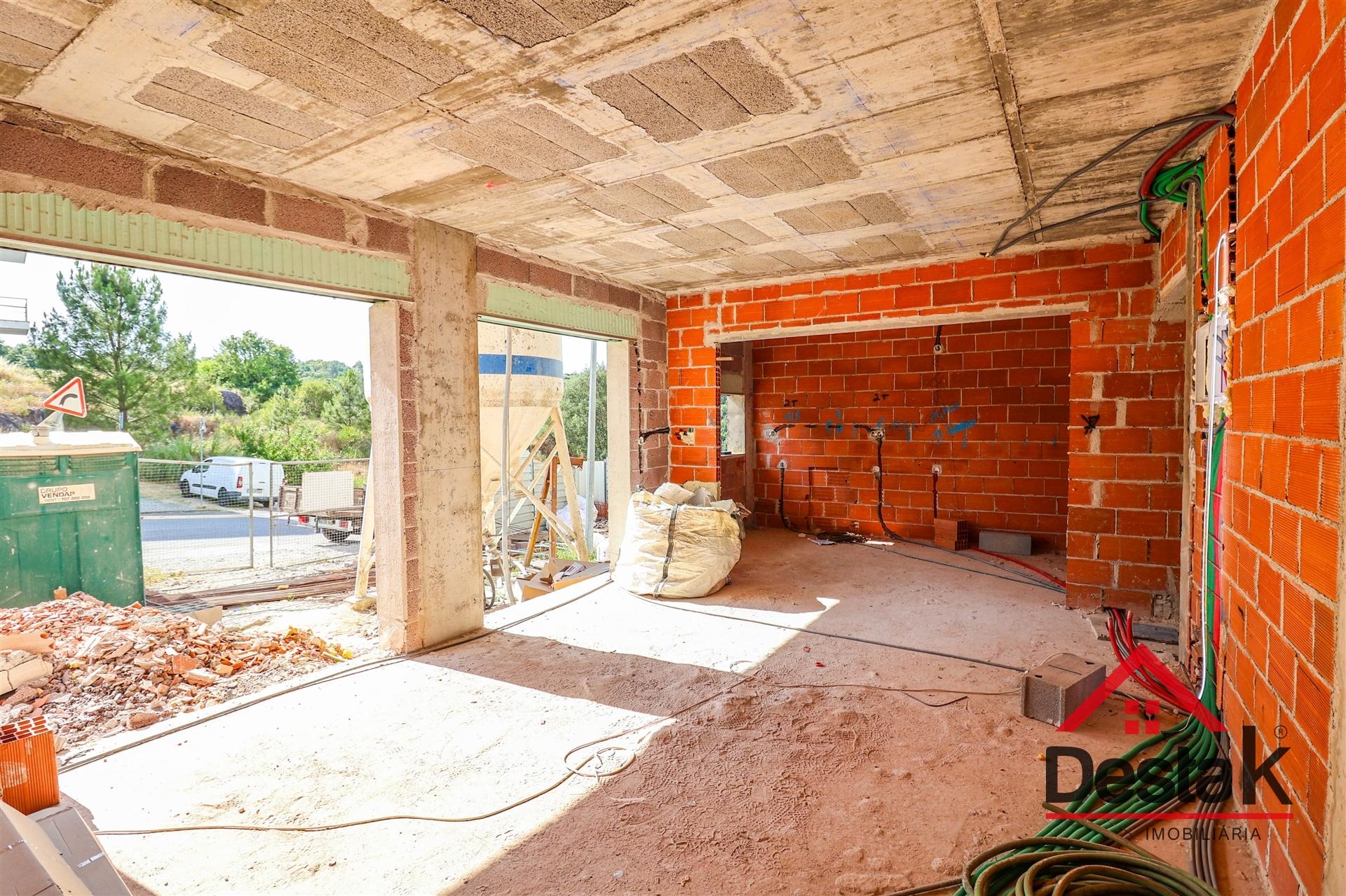 Apartamento T3 para venda na zona de Viseu com data prevista a concluir em 2027.
