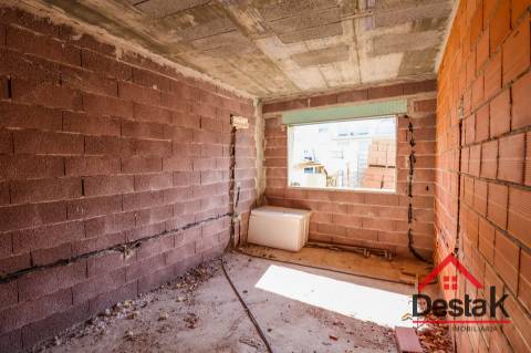 Apartamento T3 para venda na zona de Viseu com data prevista a concluir em 2027.