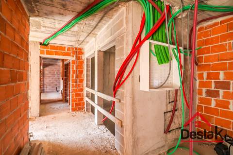 Apartamento T3 novo com duas frentes, em fase de construção.